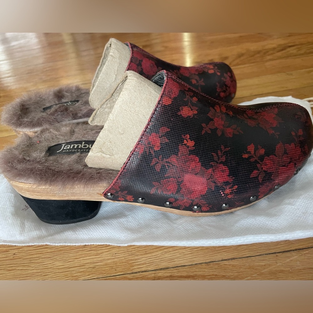 Jambu Women's Black and Red Floral Mules sz 8.5M
